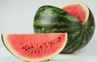 窗内吃瓜看桃,尽享闲适时光