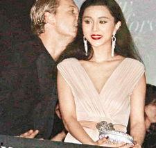 女明星被揩油图片,现场图片曝光引热议