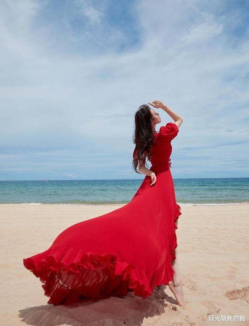 海滩明星露大腿,性感魅力引爆夏日海滩